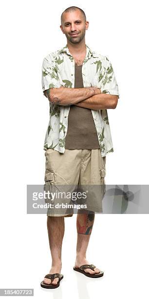 alegre hombre en camisa hawaiana y pantalones cortos - short sleeved fotografías e imágenes de stock