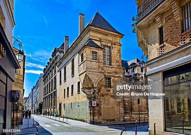 le marais district in paris, france - the marais stock pictures, royalty-free photos & images