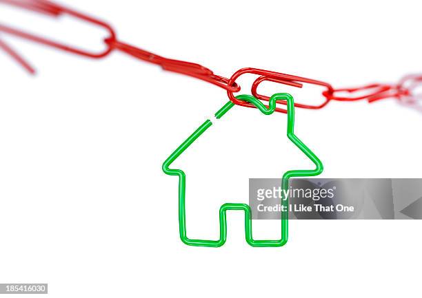 house shape attached to a paperclip chain - a chain is as strong as its weakest link foto e immagini stock