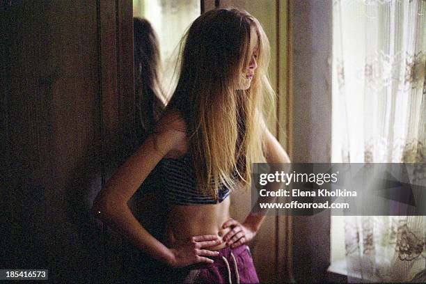 girl in front of a wardrobe - unhappy teen stock-fotos und bilder