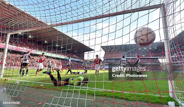 Jelle Van Damme of Standard Liege, Michy Batshuayi of Standard Liege, Mandanda Parfait goalkeeper of Charleroi during the Jupiler League match...