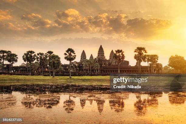wunderschöner sonnenaufgang in ankor wat, siem reap, kambodscha - kambodschanische kultur stock-fotos und bilder