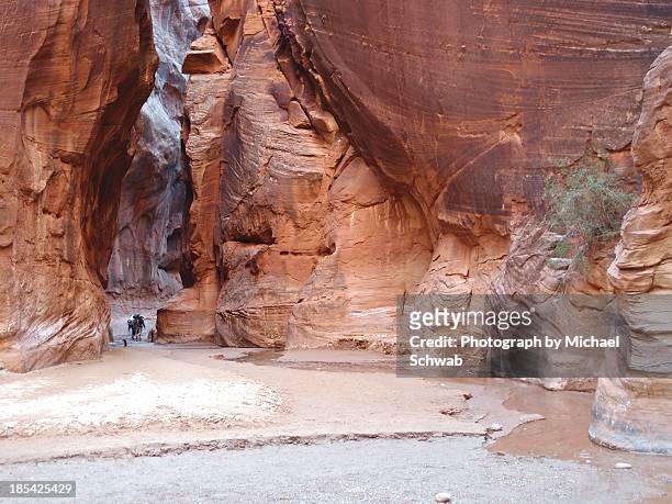 hikers entering buckskin gulch from paria canyon - paria canyon foto e immagini stock