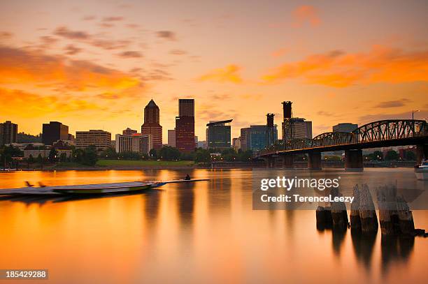 portland skyline at sunset - willamette river bildbanksfoton och bilder