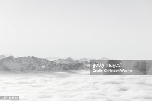 gebirgslandschaft im winter - garmisch ski stock pictures, royalty-free photos & images