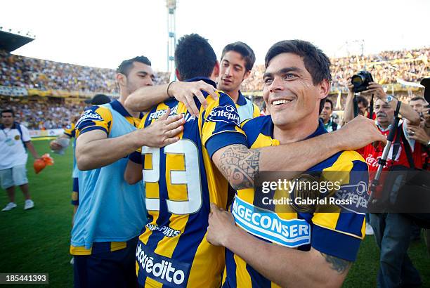 Players of Rosario Central celebrate after a match between Rosario Central and Newell's Old Boys as part of the 12th round of Torneo Inicial 2013 at...