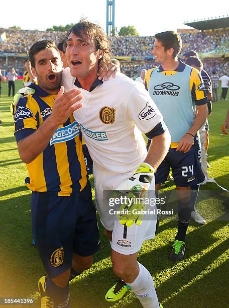 Players of Rosario Central celebrate after a match between Rosario Central and Newell's Old Boys as part of the 12th round of Torneo Inicial 2013 at...
