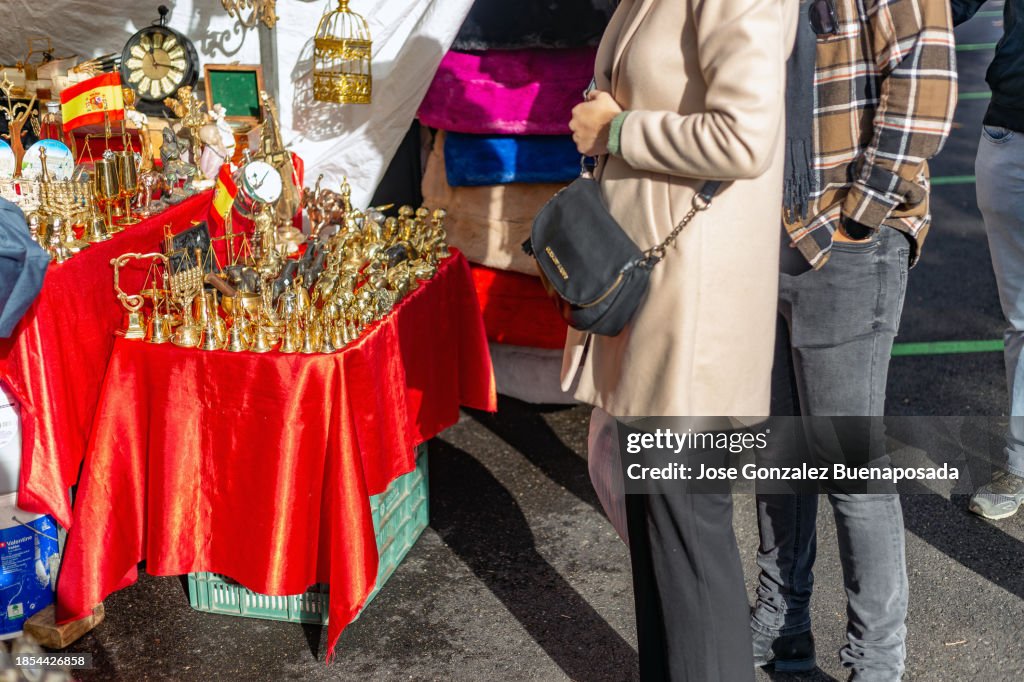 Étal de souvenirs dorés au marché aux puces El Rastro à Madrid.