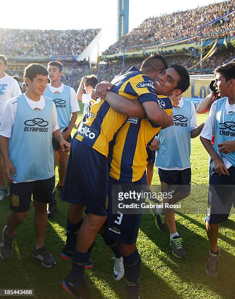 Players of Rosario Central celebrate after a match between Rosario Central and Newell's Old Boys as part of the 12th round of Torneo Inicial 2013 at...