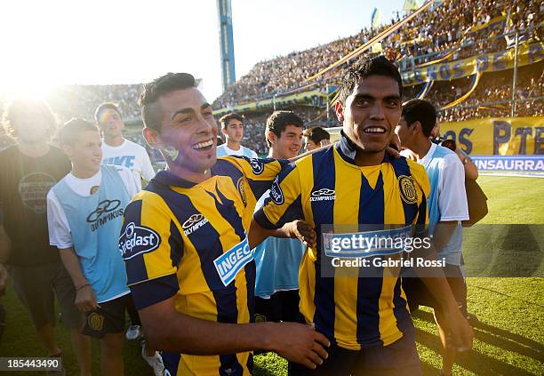 Players of Rosario Central celebrate after a match between Rosario Central and Newell's Old Boys as part of the 12th round of Torneo Inicial 2013 at...