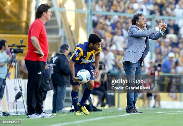 Miguel Angel Russo coach of Rosario Central gives instructions during a match between Rosario Central and Newell's Old Boys as part of the 12th round...