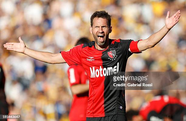 Lucas Bernardi of Newell's Old Boys claims to the referee during a match between Rosario Central and Newell's Old Boys as part of the 12th round of...