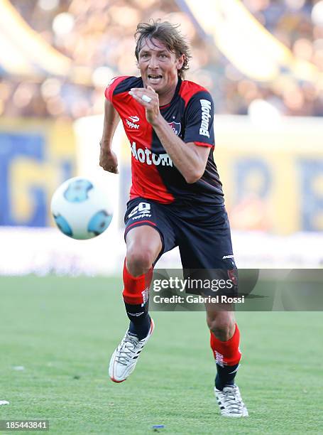 Gabriel Heinze of Newell's Old Boys drives the ball during a match between Rosario Central and Newell's Old Boys as part of the 12th round of Torneo...