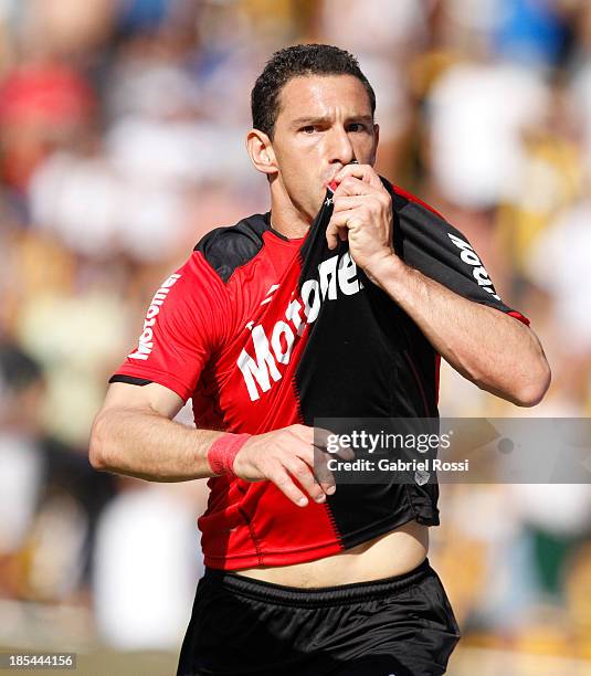 Maximiliano Rodriguez of Newell's Old Boys celebrates the first goal during a match between Rosario Central and Newell's Old Boys as part of the 12th...