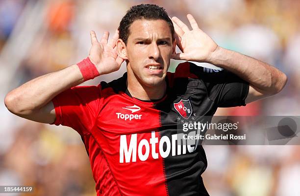 Maximiliano Rodriguez of Newell's Old Boys celebrates the first goal during a match between Rosario Central and Newell's Old Boys as part of the 12th...