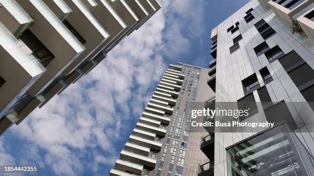 new residential towers in the porta nuova district in milan, italy - inquadratura estrema dal basso foto e immagini stock