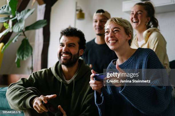 gen z friends playing video games together - parceiro de apartamento - fotografias e filmes do acervo
