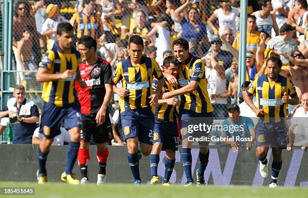 Players of Rosario Central celebrate the first goal during a match between Rosario Central and Newell's Old Boys as part of the 12th round of Torneo...