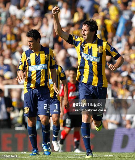 Players of Rosario Central celebrate the first goal during a match between Rosario Central and Newell's Old Boys as part of the 12th round of Torneo...