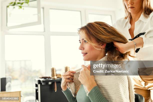 glamorous transformation - salão-de-cabeleireiro imagens e fotografias de stock