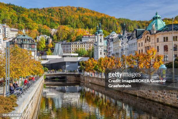 tepla river in the town centre with the spa colonnade and the church of st. mary magdalene in autumn, karlovy vary, west bohemian spa triangle, karlovy vary region, bohemia, czech republic, unesco world heritage site - autumn czech republic stock pictures, royalty-free photos & images