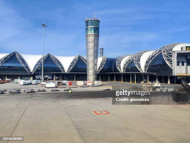 aeroporto internacional de suvarnabhumi, banguecoque, tailândia - aeroporto suvarnabhumi - fotografias e filmes do acervo