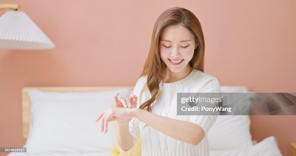 Brazo asiático femenino para el cuidado de la piel de otoño