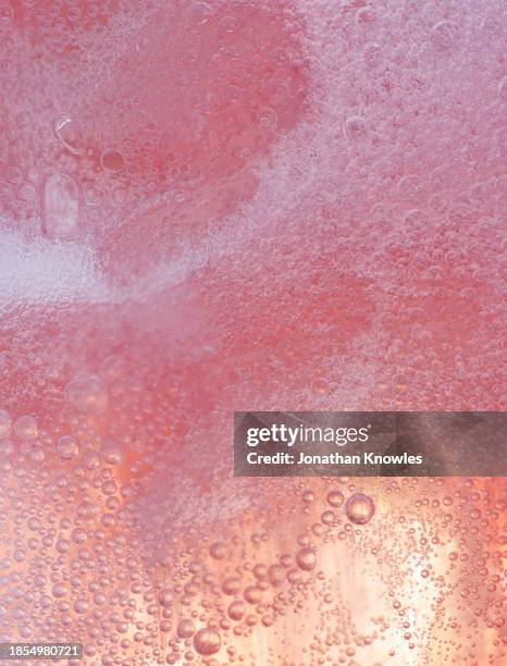 sparkling pink lemonade - citroen frisdrank stockfoto's en -beelden