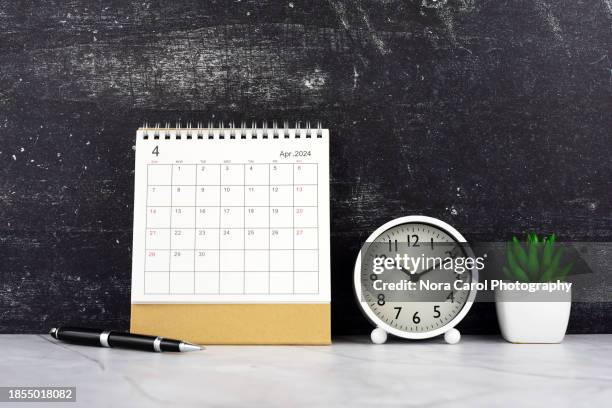 april 2024 desk calendar - week stock pictures, royalty-free photos & images