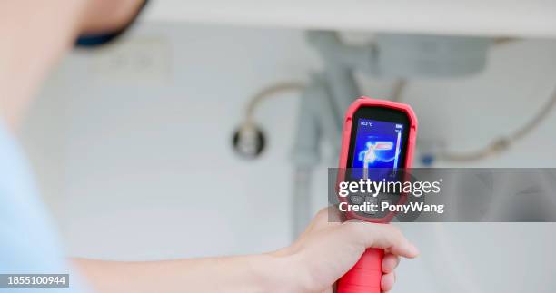 l’inspecteur en bâtiment utilise une caméra thermique - capteur photos et images de collection