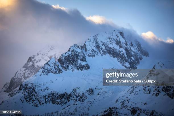 scenic view of snowcapped mountains against sky - gelo stockfoto's en -beelden