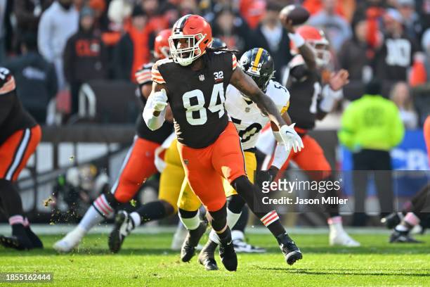 Tight end Jordan Akins of the Cleveland Browns runs a play during the second quarter against the Pittsburgh Steelers at Cleveland Browns Stadium on...