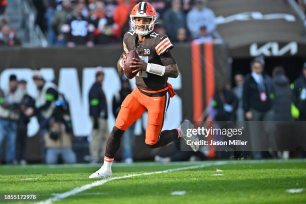 Quarterback Dorian Thompson-Robinson of the Cleveland Browns drops back for a pass during the second quarter against the Pittsburgh Steelers at...