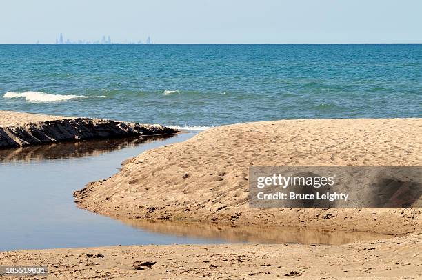 contrat with chicago skyline - contrat stock pictures, royalty-free photos & images