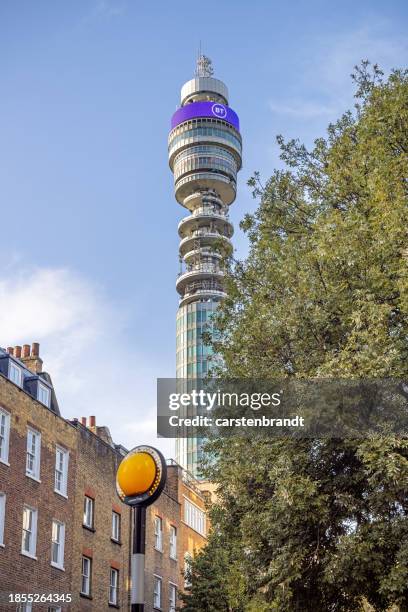 funkturm vor blauem himmel - bt tower stock-fotos und bilder