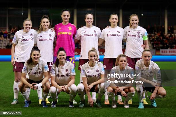 The players of Bayern Munich pose for a team photo prior to the UEFA Women's Champions League group stage match between FC Bayern München and AFC...