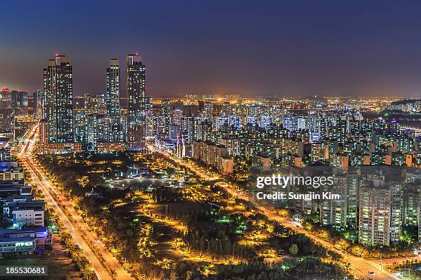 cityscape with buildings and apartments - songdo ibd stock-fotos und bilder