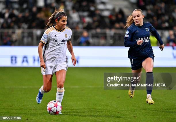 Kenti Robles of Real Madrid runs with the ball whilst under pressure from Julie Dufour of Paris FC during the UEFA Women's Champions League group...