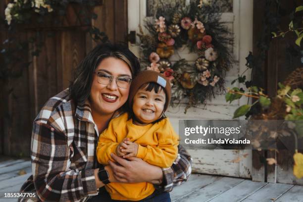 toddler girl and mom - indigenous peoples of the americas stock pictures, royalty-free photos & images