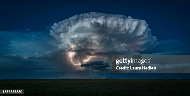 lightning storms in the great plains - condições meteorológicas extremas imagens e fotografias de stock