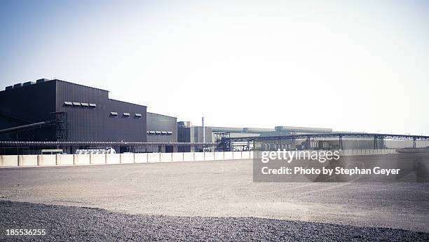 factory deep in the desert - industrial building exterior stock pictures, royalty-free photos & images