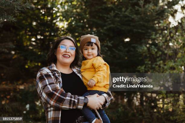 toddler girl and mom - inheemse bevolking stockfoto's en -beelden