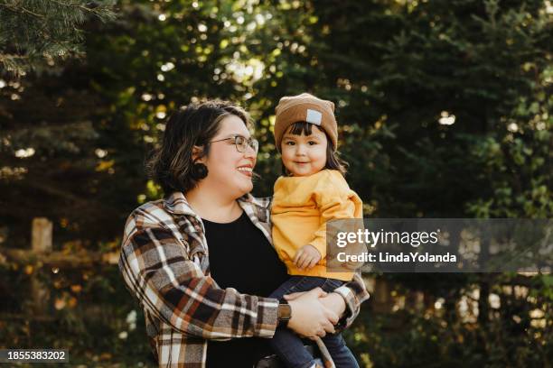 toddler girl and mom - indigenous peoples of the americas stock pictures, royalty-free photos & images