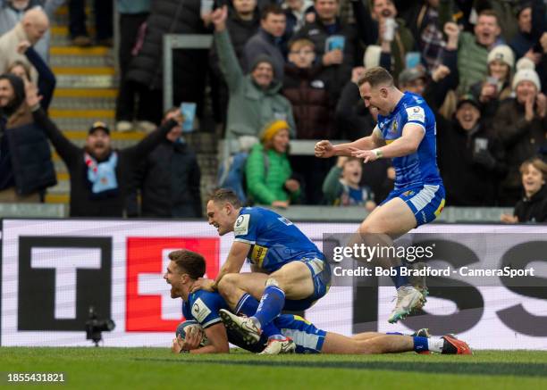 Exeter Chiefs' Henry Slade scores a try during the Investec Champions Cup match between Exeter Chiefs and Munster Rugby at Sandy Park on December 17,...