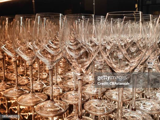 wine glass - kristallglas stock-fotos und bilder