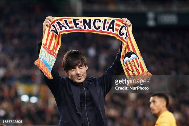 David Silva, former Valencia CF player, is showing a Valencia CF scarf to the crowd before the LaLiga EA Sports match between Valencia CF and FC...