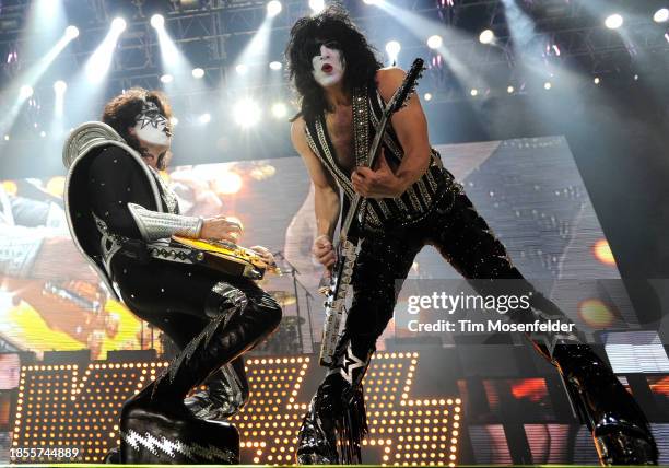 Paul Stanley and Tommy Thayer of Kiss perform at Arco Arena on November 19, 2009 in Sacramento, California.