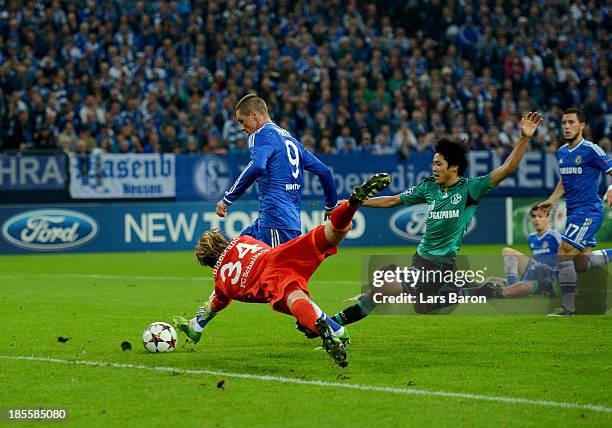 Fernando Torres of Chelsea beats Timo Hildebrand and Atsuto Uchida of Schalke 04 to score their second goal during the UEFA Champions League Group E...