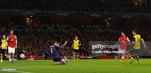 Robert Lewandowski of Borussia Dortmund scores their second goal past Wojciech Szczesny of Arsenal during the UEFA Champions League Group F match...