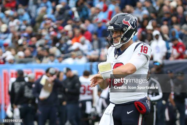 Houston Texans quarterback Case Keenum reads a play on his wrist band during a game between the Tennessee Titans and Houston Texans, December 17,...